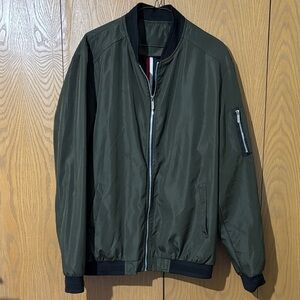 Men's Green light weight nylon jacket, size medium (size tag was taken off ) zip